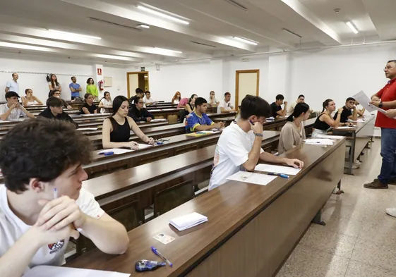 Estudiantes al comienzo de la EBAU en la Facultad de Ciencias de la Universidad de Salamanca