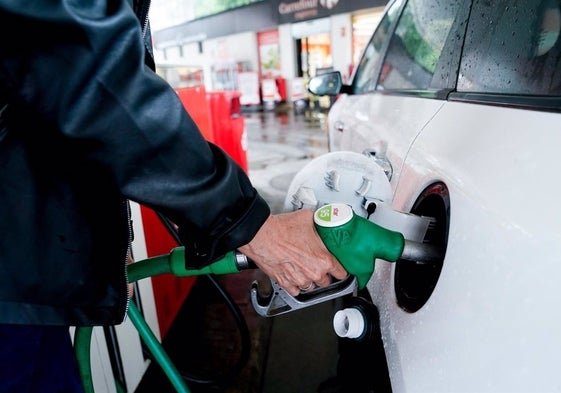 Hombre realizando el repostaje de combustible en una gasolinera