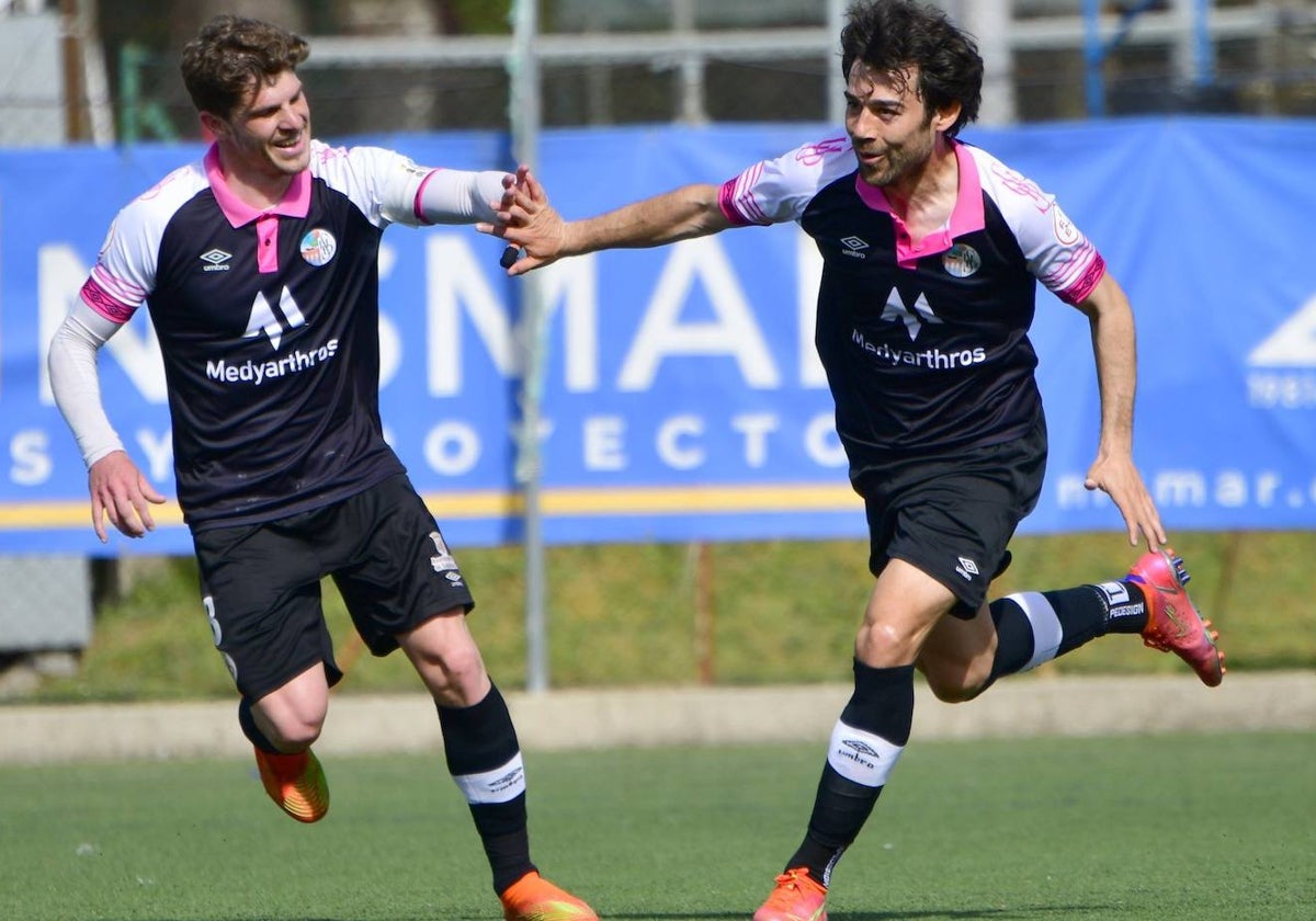 Amaro y Javi Navas, dos de los jugadores más veteranos del Salamanca, chocan sus manos celebrando un tanto la pasada campaña.