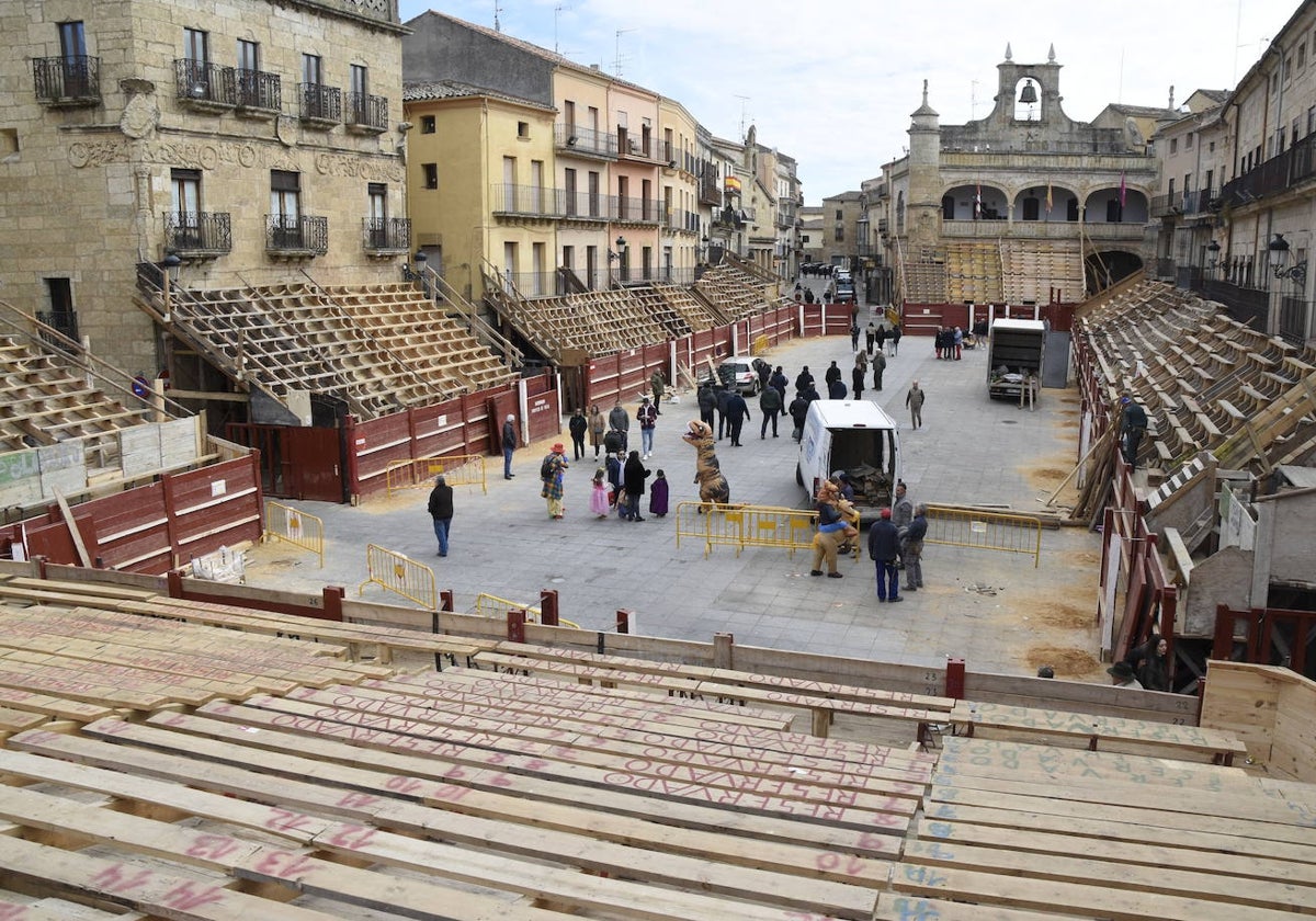 La Plaza Mayor de Ciudad Rodrigo transformada por los tablaos en coso taurino popular para el Carnaval del Toro