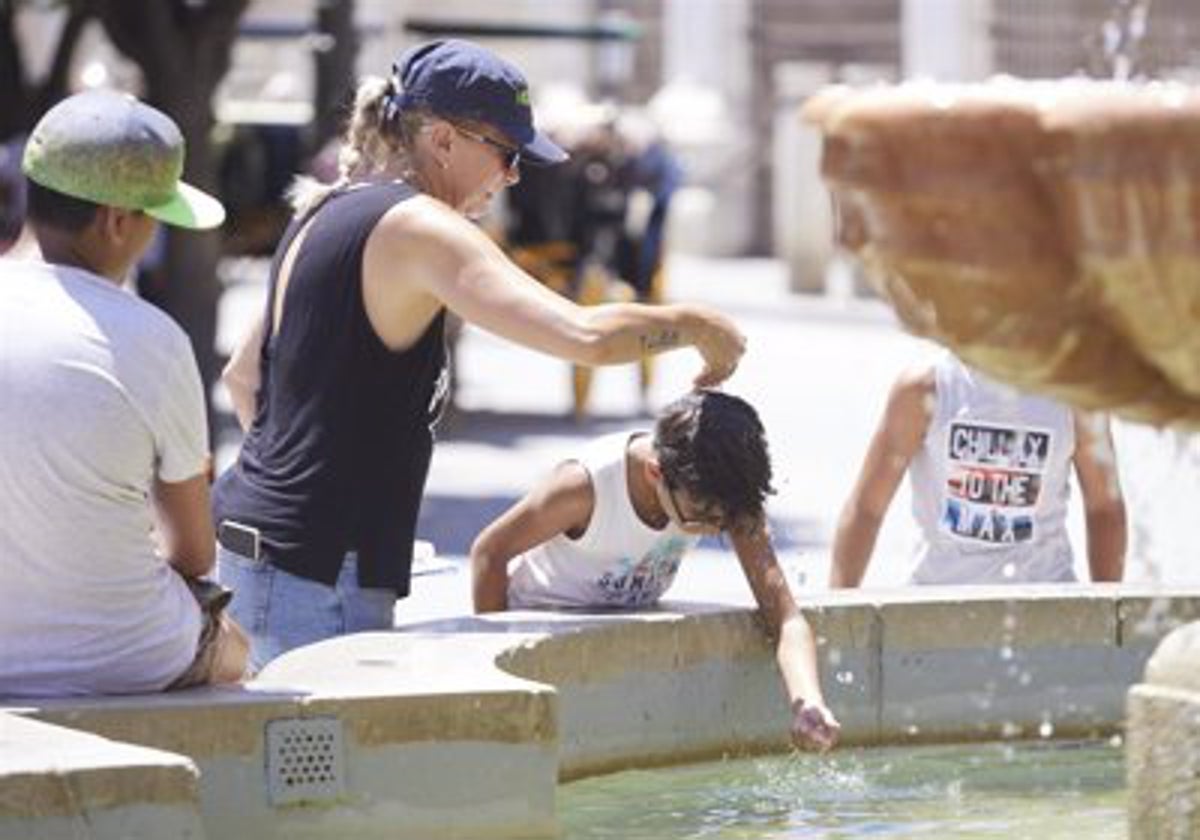 Familia hidratándose durante la ola de calor