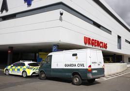 Un furgón de la Guardia Civil, aparcado a la salida de Urgencias del nuevo Hospital de Salamanca.