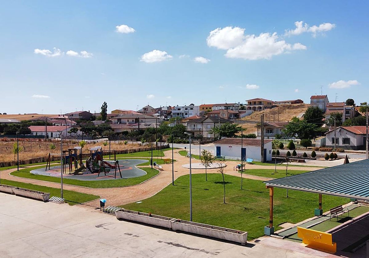 Vista de la entrada de la localidad armuñesa de Topas.