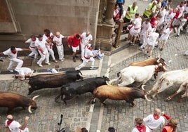 Los toros de La Palmosilla entran en la plaza del Ayuntamiento