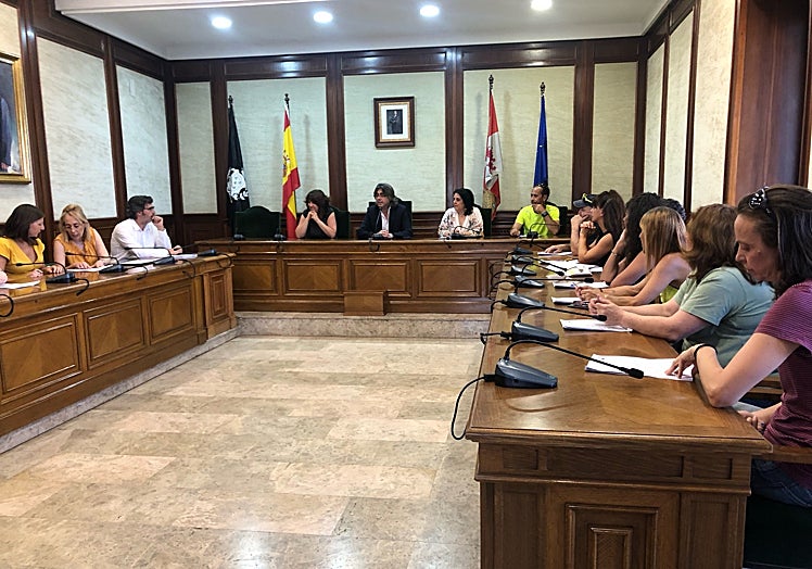 Imagen principal - Momento de la firma de los contratos por parte del personal de limpieza.