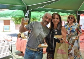Habitantes de Rollán degustando una megaempanada en las fiestas de 2022
