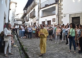 El guía profesional Pedro López interpretó el papel de un sefardí durante la visita.