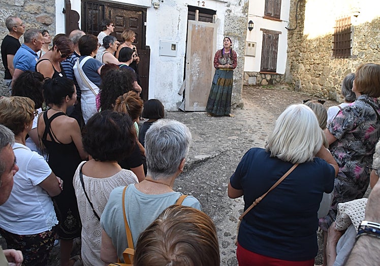 Imagen principal - Éxito en la primera visita guiada de Candelario sobre su pasado judío