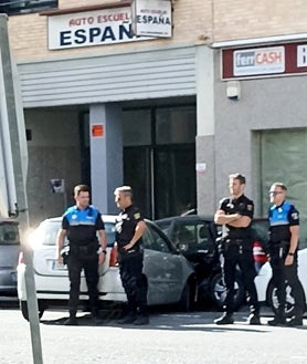 Imagen secundaria 2 - Un conductor pierde el control de su coche en Béjar y se empotra contra otro en la travesía