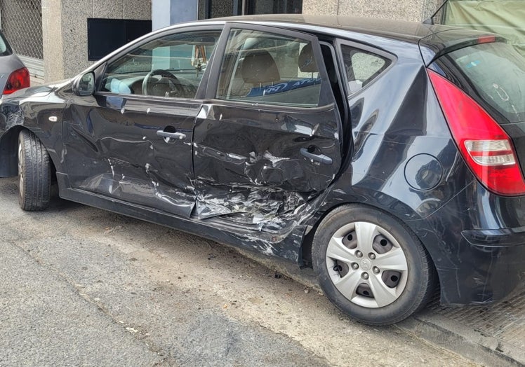 Imagen principal - Un conductor pierde el control de su coche en Béjar y se empotra contra otro en la travesía