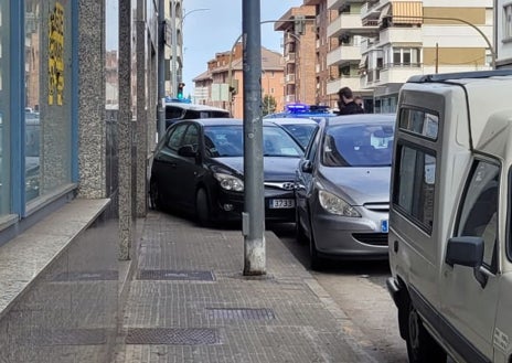 Imagen secundaria 1 - Un conductor pierde el control de su coche en Béjar y se empotra contra otro en la travesía