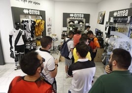 Cola de aficionados en la tienda de la Rúa en la primera jornada de la campaña de socios.