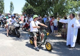 El párroco bendice a los moteros congregados en la ermita