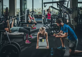 Una mujer hace ejercicio en un gimnasio