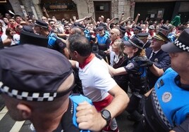 Agentes de la policía municipal escoltando a las autoridades durante la procesión en honor a San Fermín