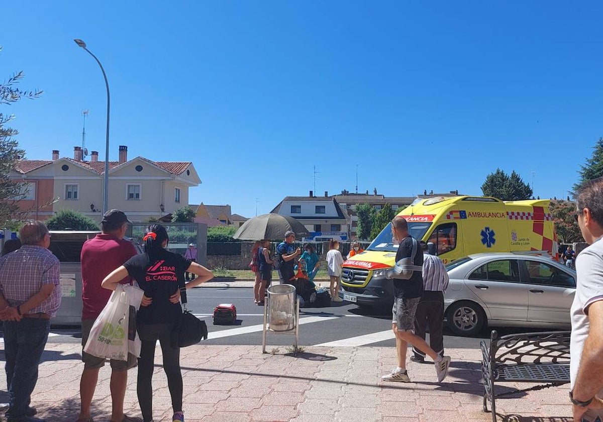 La ambulancia junto a los sanitarios atienden a la mujer en el lugar.