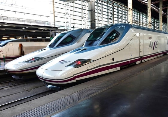 Varios trenes AVE en una estación