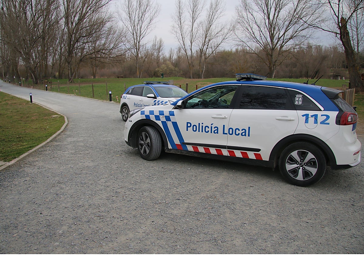 Dos vehículos de la Policía Local en la Isla del Soto.