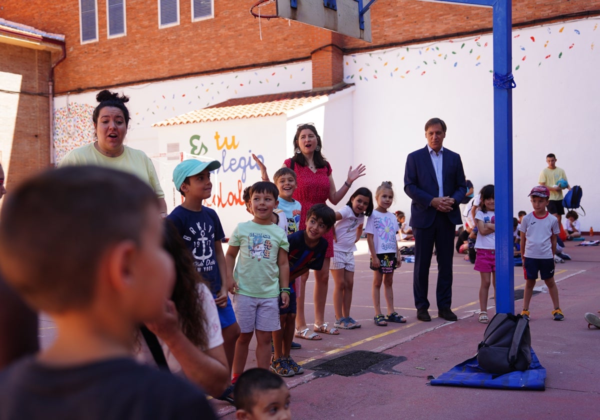 La concejala de Familia e Igualdad de Oportunidades, Miryam Rodríguez, y el alcalde de Salamanca, Carlos García Carbayo, durante su visita a la ludoteca municipal del colegio Rufino Blanco en el día de ayer.