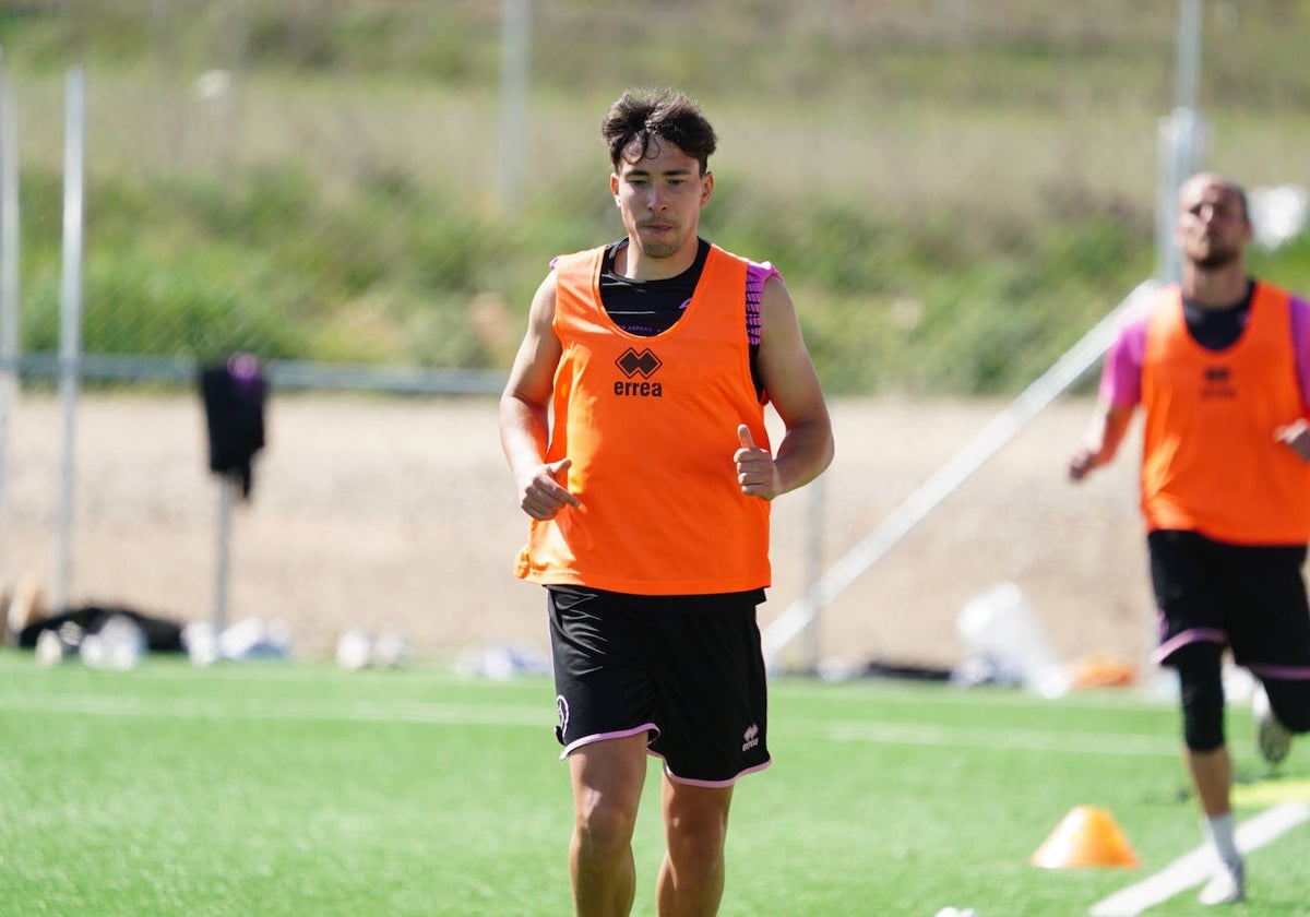 Jon Rojo durante una sesión de entrenamiento en el campo anexo.