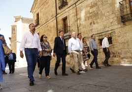 Miguel Tellado, en el centro, junto a cargos políticos y candidatos populares.