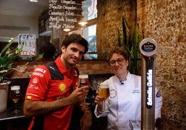 Carlos Sainz y la chef española Nieves Barragán en el restaurante español 'Sabor' de Londres