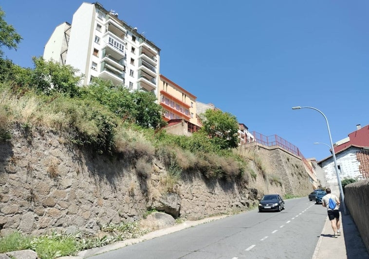El crecimiento de la maleza en solares obliga a los municipios salmantinos a intervenir