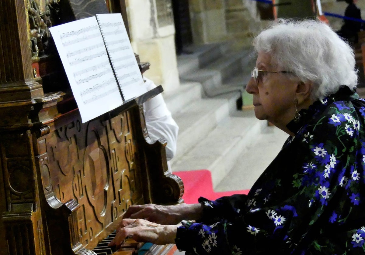 La organista catalana Montserrat Torrent en la Catedral de Salamanca.