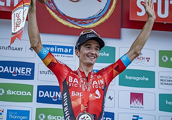 Pello Bilbao en el pódium durante el Deutschland Tour