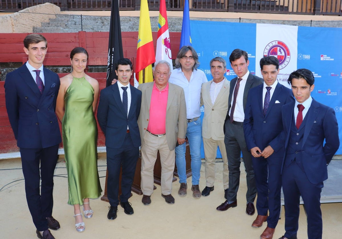 Pepe Luis Cirugeda, Raquel Martín, Manuel Martín, el consejero Gonzalo Santonja, el alcalde de Béjar Luis Francisco Martín, Victorino Martín, Fabio Jiménez, Mario Navas y Nino Julien, ayer en la Ancianita.