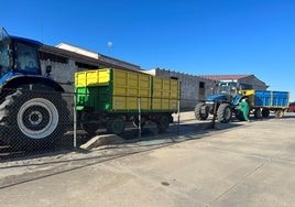 Tractores pesan el cereal recién cosechado en Pitiegua.