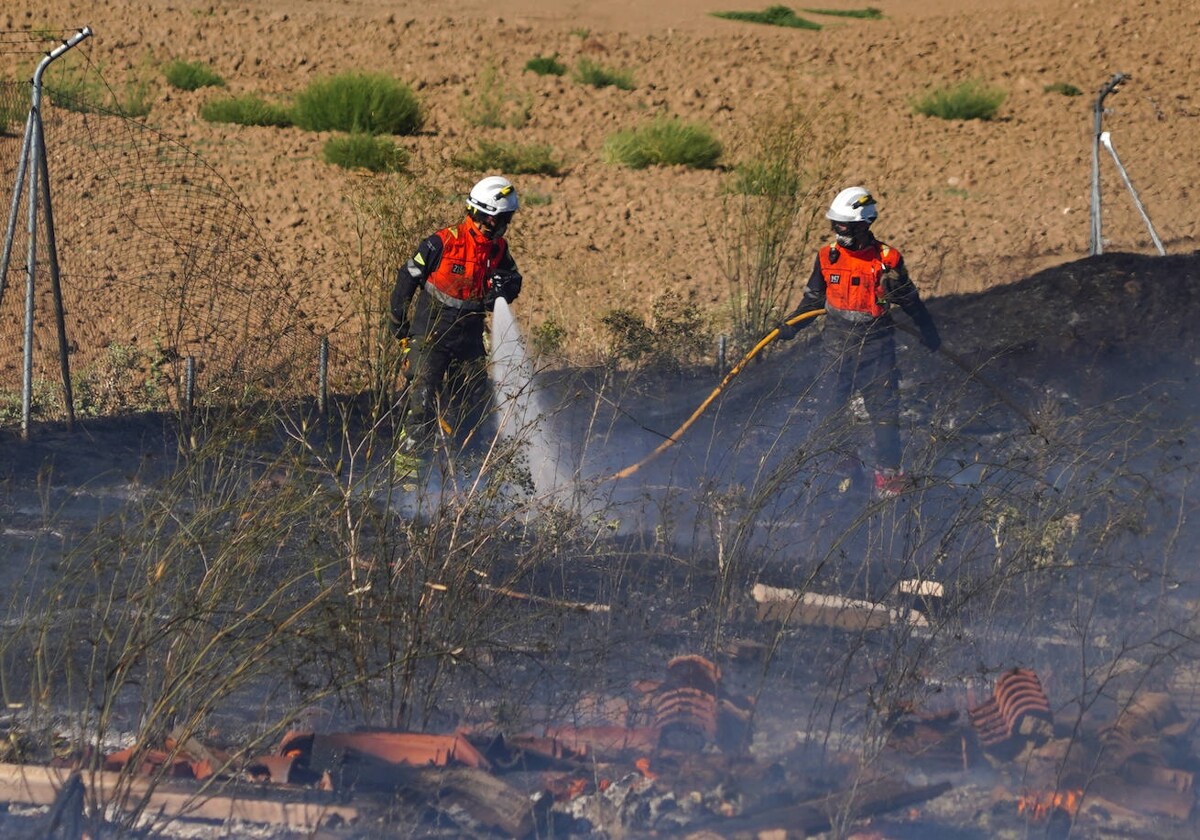 Bomberos actuando en un incendio forestal, en una foto de archivo