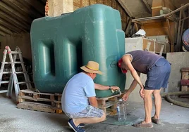 Vecinos de la localidad de Forfoleda cogiendo agua potable en el depósito que ha instalado la Diputación.