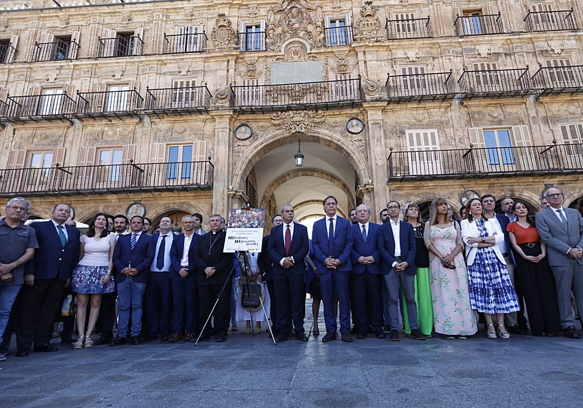 Numerosas autoridades en el minuto de silencio en la Plaza Mayor