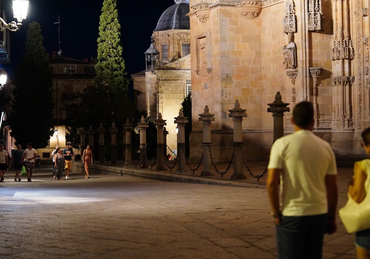 La columna del atrio de la Catedral Nueva ya está en su sitio.