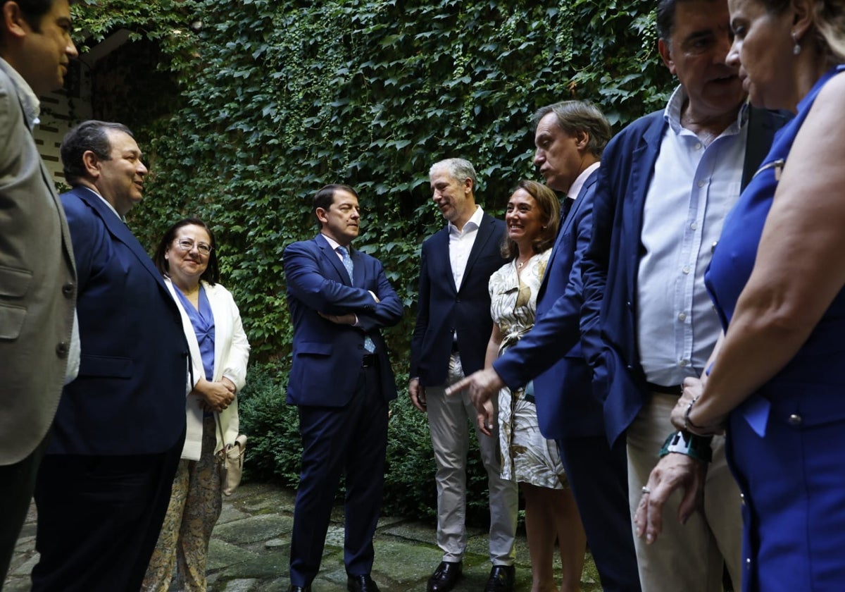 El presidente de la Junta, Alfonso Fernández Mañueco, junto a representantes de su partido y de la Cámara de Comercio