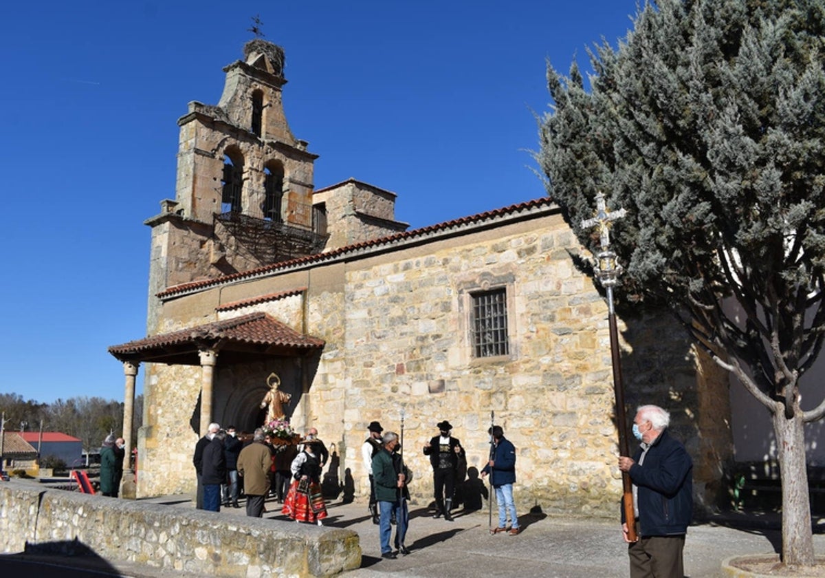 La parroquia de Torresmenudas y sus lugareños a la salida de procesión en honor a San Román.