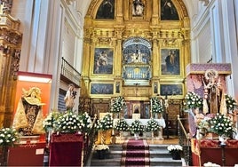 La iglesia de la Anunicación ya luce las 1.000 rosas blancas.