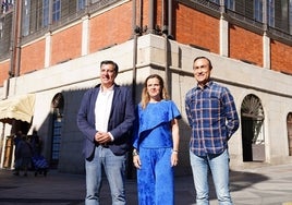 José Antonio Bermúdez de Castro, Esther del Brío y Pedro Samuel Martín, junto al Mercado Central