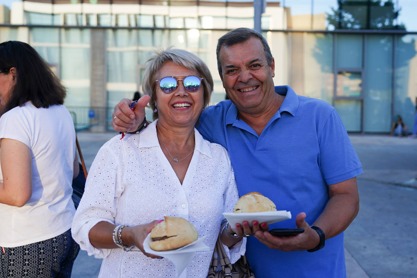 Así ha sido el reparto de hamburguesas gratuitas en defensa de la ganadería