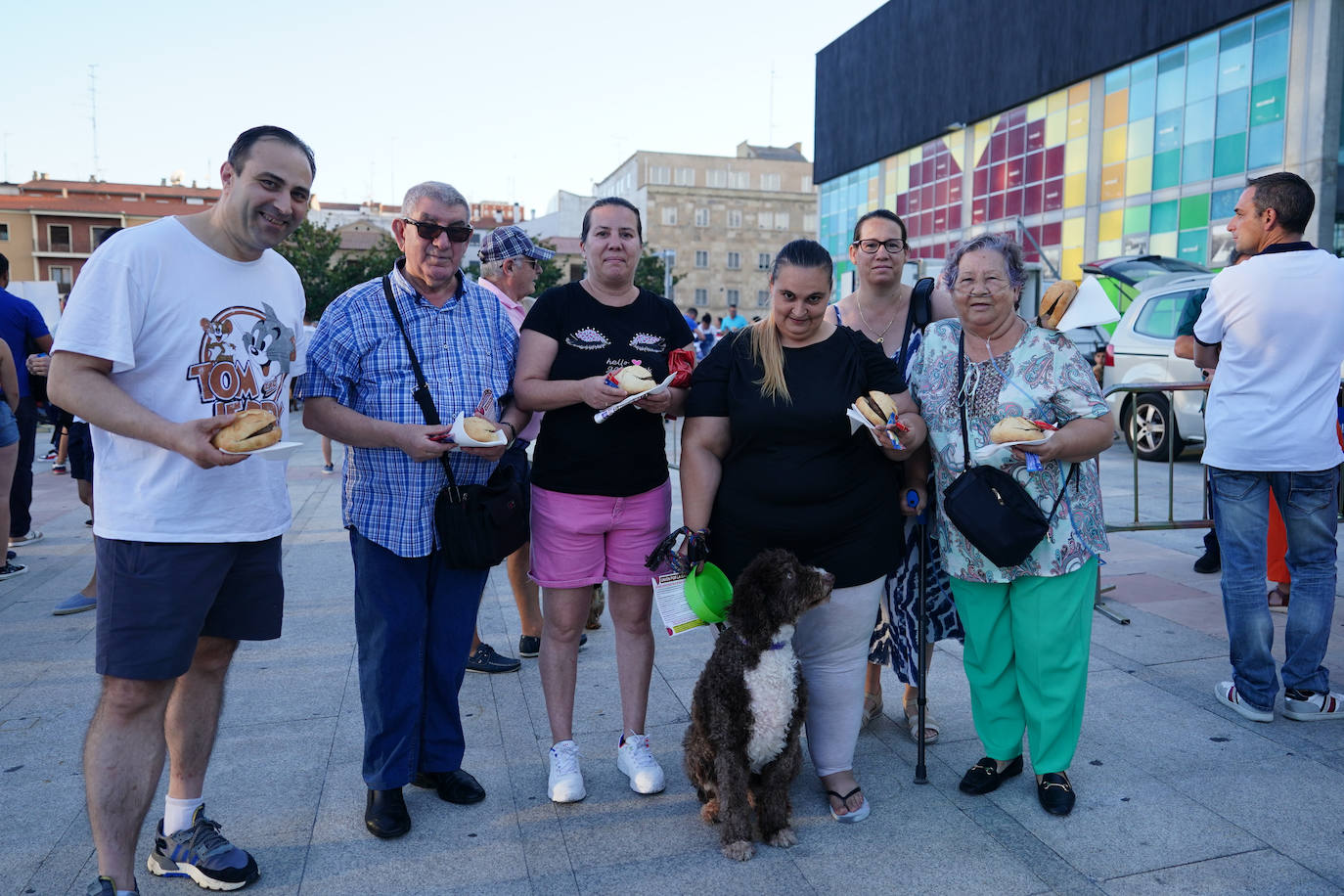 Así ha sido el reparto de hamburguesas gratuitas en defensa de la ganadería