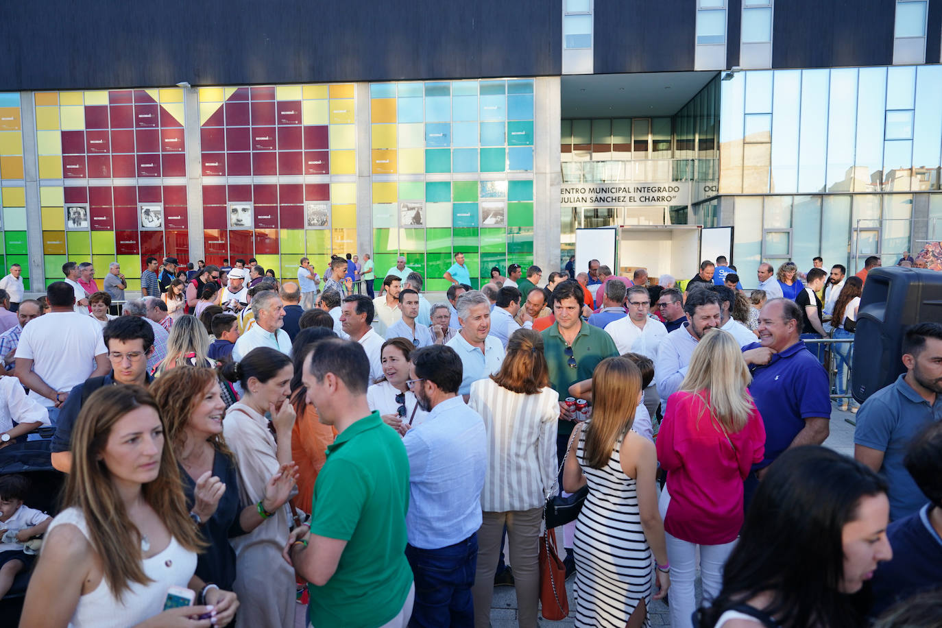 Así ha sido el reparto de hamburguesas gratuitas en defensa de la ganadería