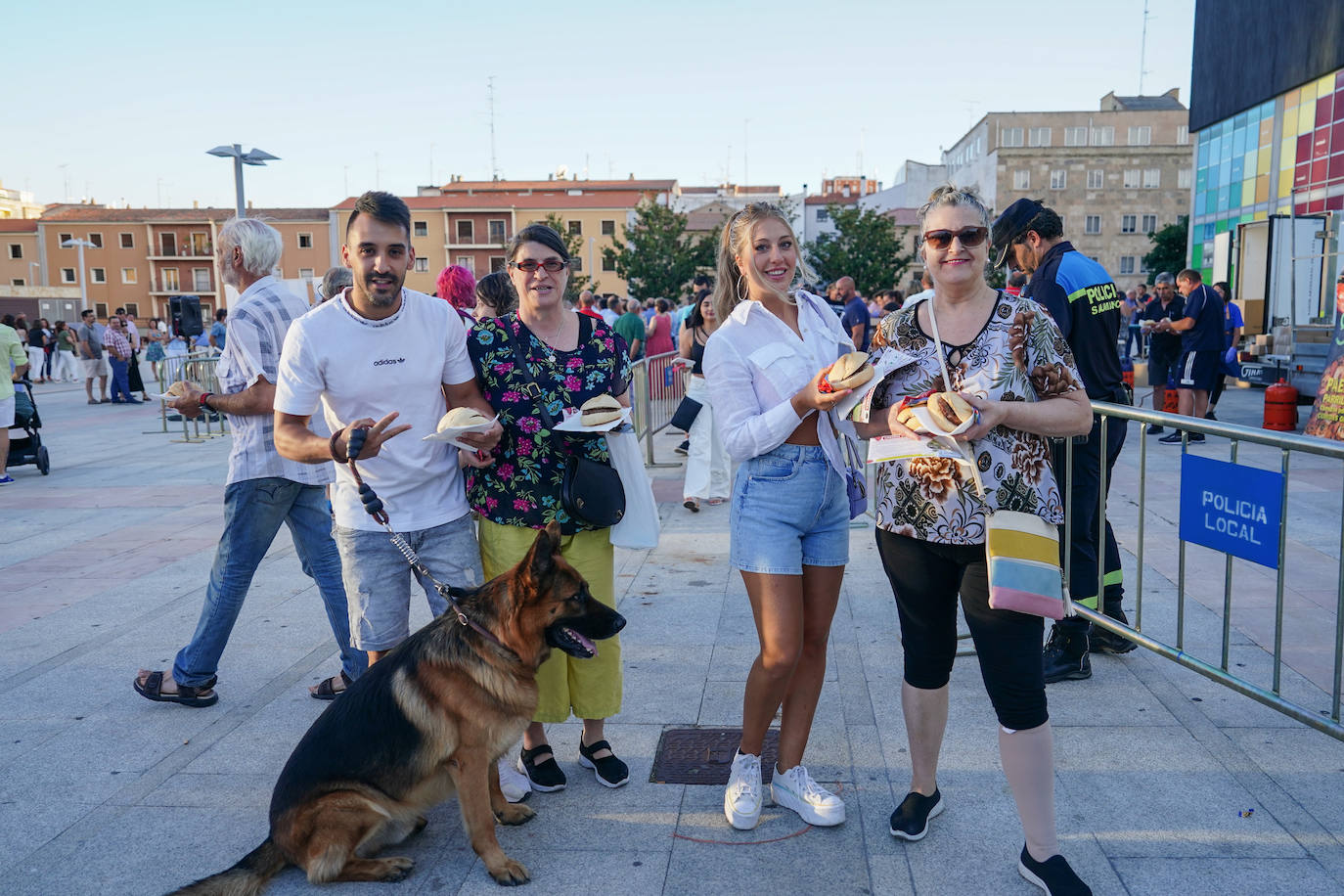 Así ha sido el reparto de hamburguesas gratuitas en defensa de la ganadería