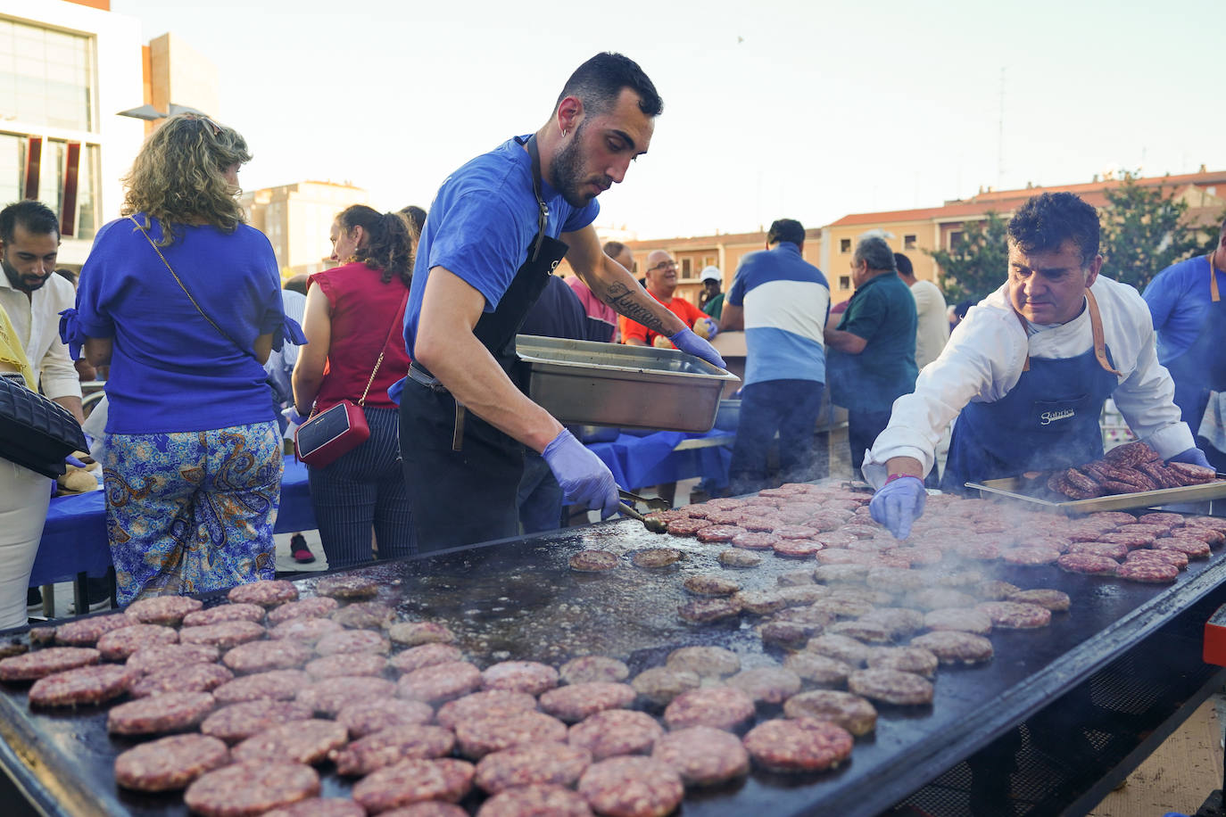 Así ha sido el reparto de hamburguesas gratuitas en defensa de la ganadería