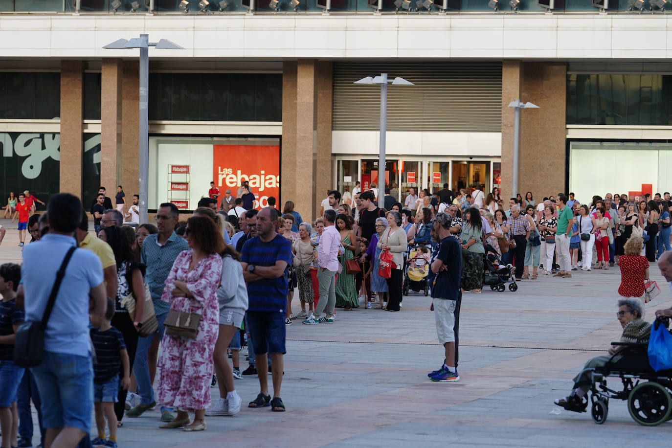 Así ha sido el reparto de hamburguesas gratuitas en defensa de la ganadería
