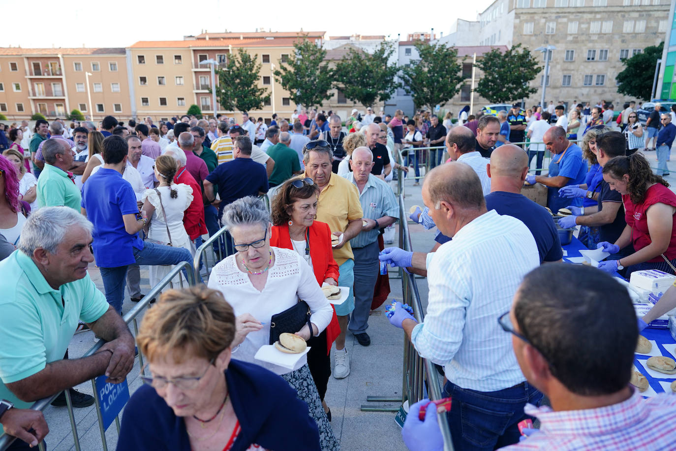 Así ha sido el reparto de hamburguesas gratuitas en defensa de la ganadería