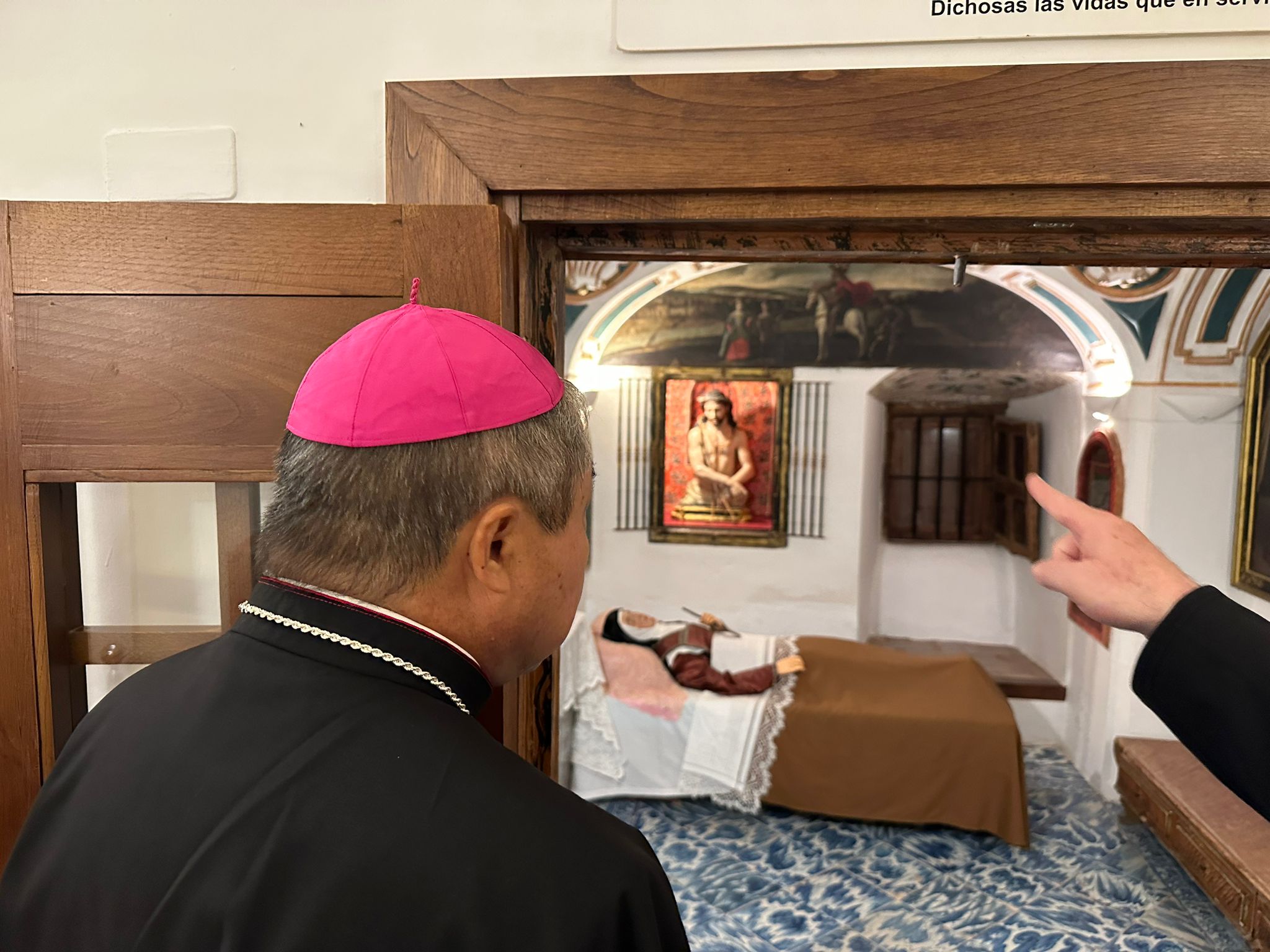 El nuncio del Papa Francisco visita Alba de Tormes y peregrina al sepulcro de Santa Teresa