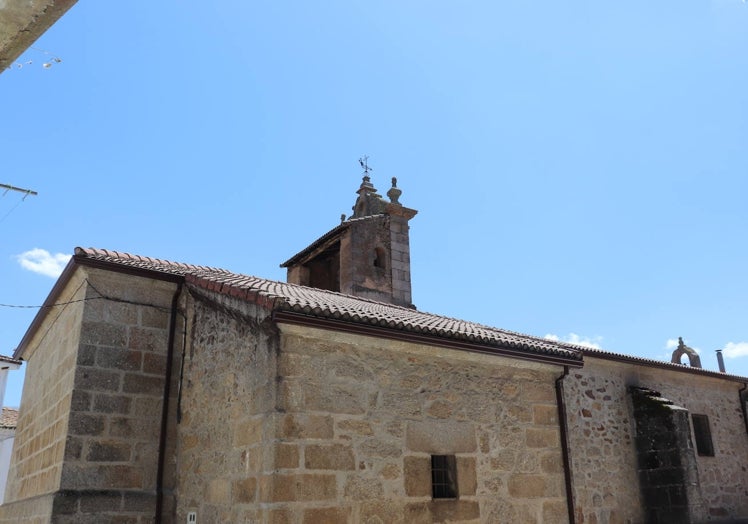 Acabar con las humedades es uno de los objetivos de las obras en la iglesia de Nuestra Señora de los Remedios de Valdesangil, donde se acaban de renovar los canalones.