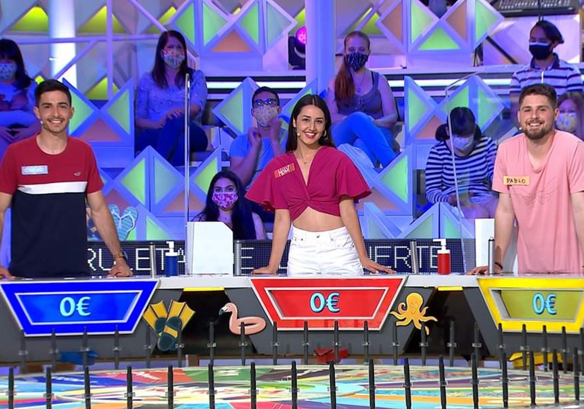 Concursantes durante un programa de La ruleta de la suerte