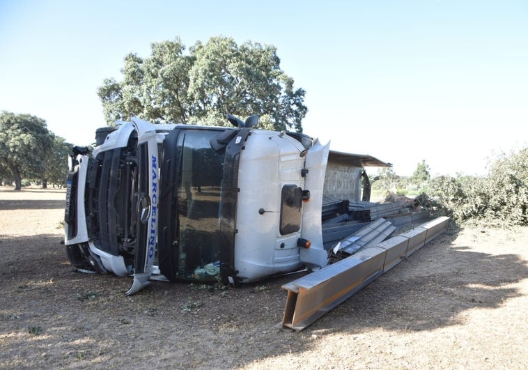 Herido el conductor de un camión que volcó de madrugada en Mozárbez